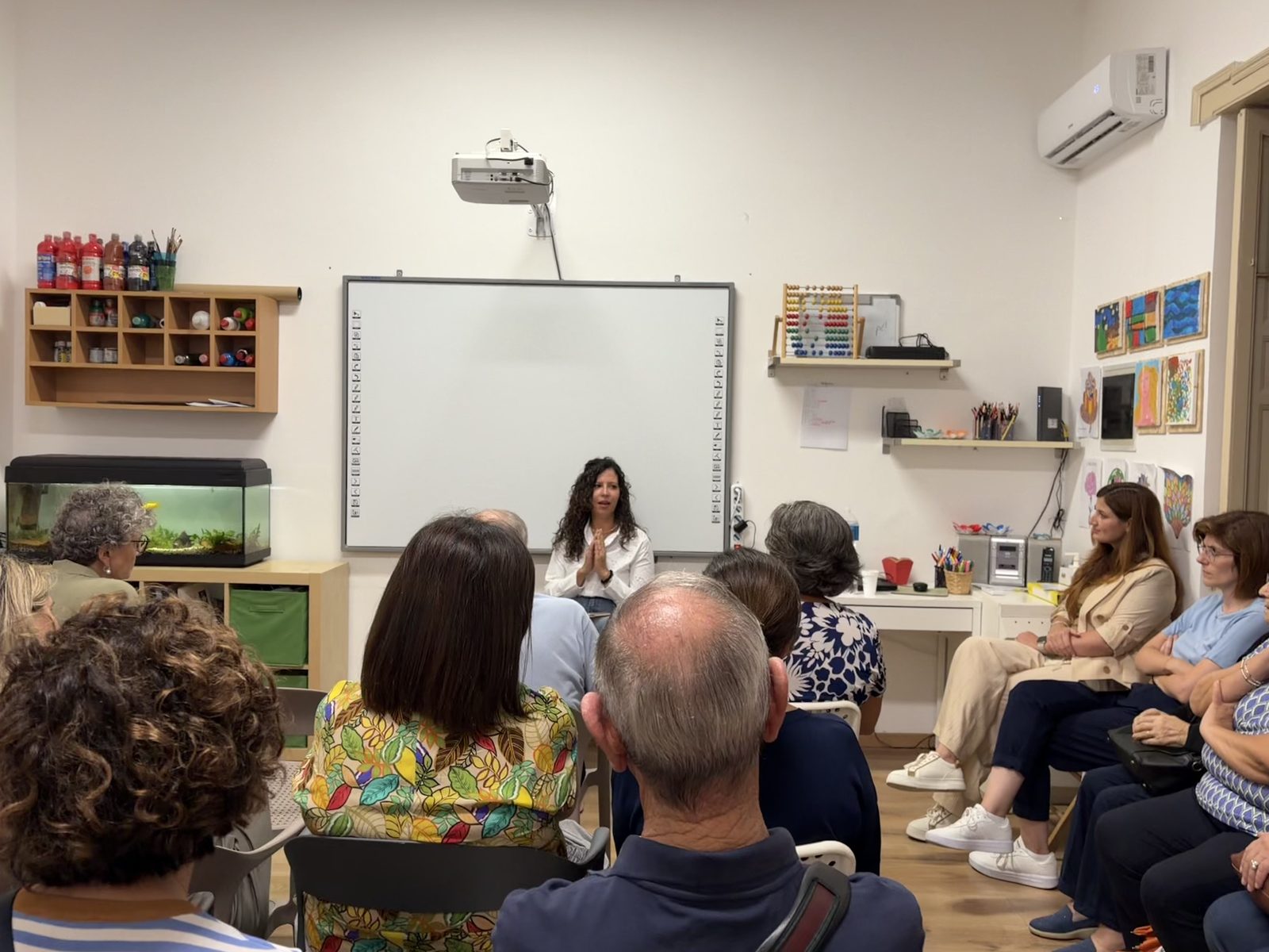 Miryam Cannizzaro parla a un gruppo di persone sedute in un’aula